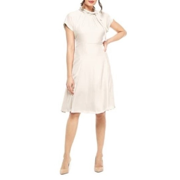 🌻Gal Meets Glam Aimee Neck Tie Trumpet Flare Dress🌻 - Picture 4 of 8